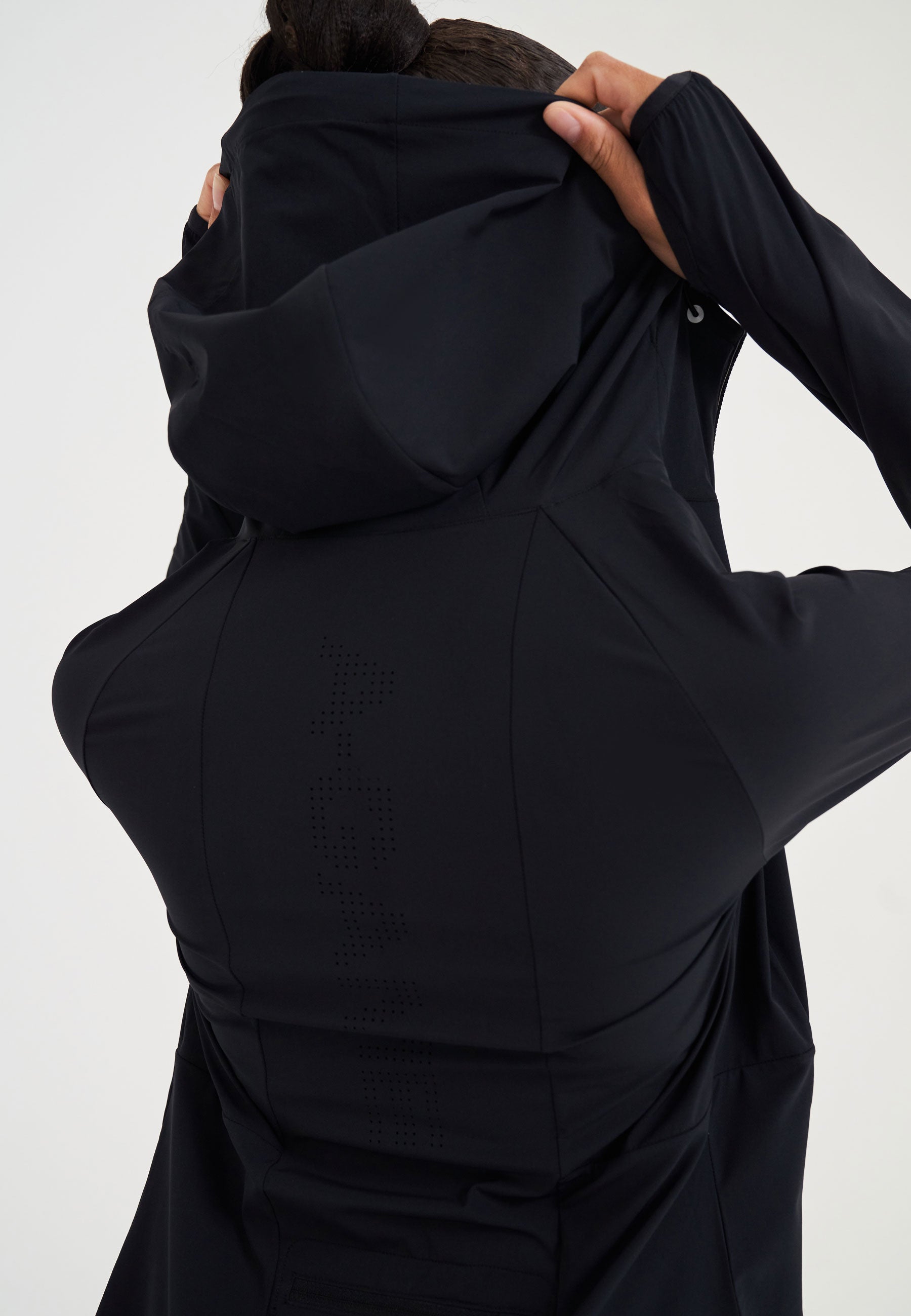 WOMENS A-GAME LIGHTWEIGHT FITTED RUNNING JACKET - BLACK/SILVER